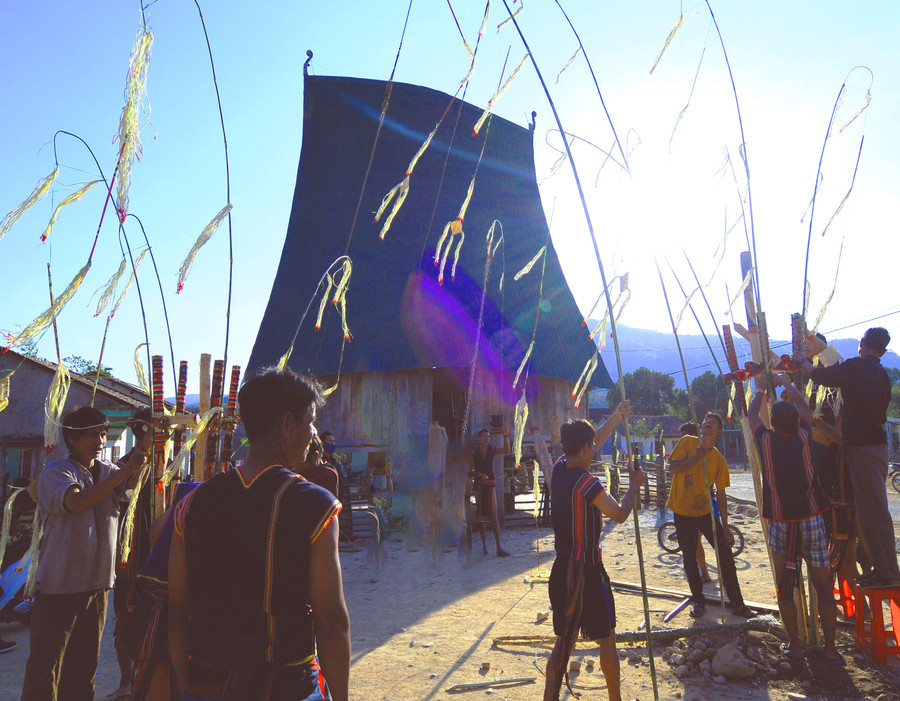 Dân làng Bar Gốc dựng cây nêu tổ chức hội làng. Ảnh: T.V.P