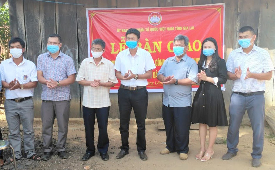  Chủ tịch Ủy ban MTTQ Việt Nam tỉnh Hồ Văn Điềm (thứ 3 từ phải sang) và đại diện Công ty Sơn Thịnh bàn giao công trình cho nhân dân làng Tăng Lăng. Ảnh: Kỳ Anh