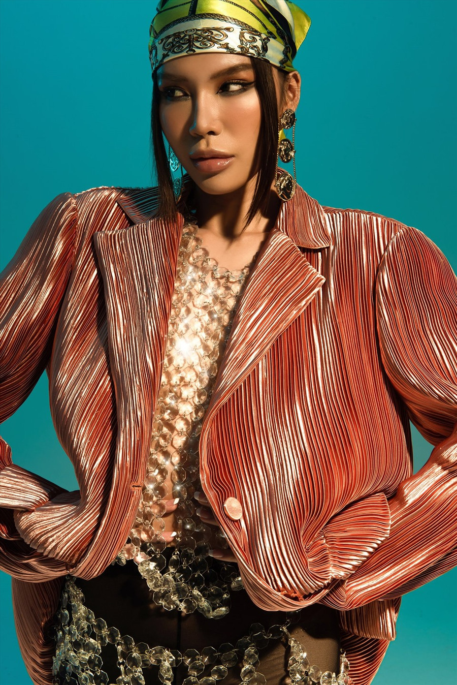 Trang phục ấn tượng như thổi làn gió mát vào ngày hè khi mượn hình tượng những giọt nước và cách điệu hóa theo form dáng, vừa tạo cảm giác mạnh mẽ và quyền lực vừa toát lên chất thời thượng cho người mặc.