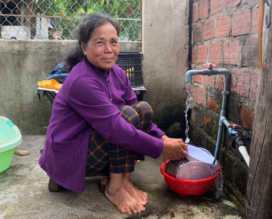 Bà Siu Nhin (tổ 3, phường Cheo reo) bày tỏ niềm vui được sử dụng nước sạch thay cho nước giếng bị nhiễm phèn trước đây