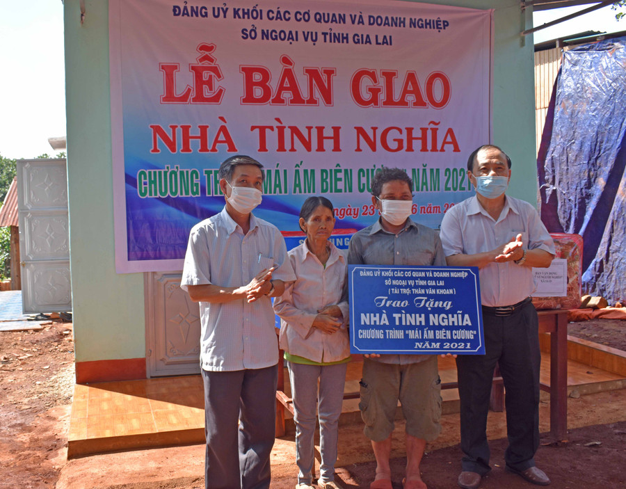 Ảnh: Đại diện các đơn vị bàn giao nhà tình nghĩa cho hộ nghèo xã Ia O (huyện Ia Grai). Ảnh: Minh Thoan