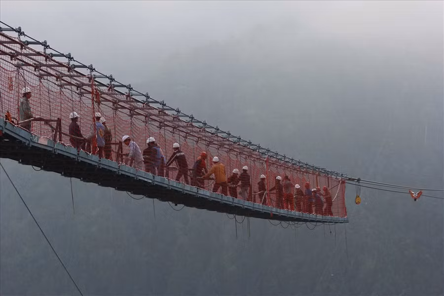 Những “người khai mở”Sun Group đang kéo cáp lên đỉnh Fansipan