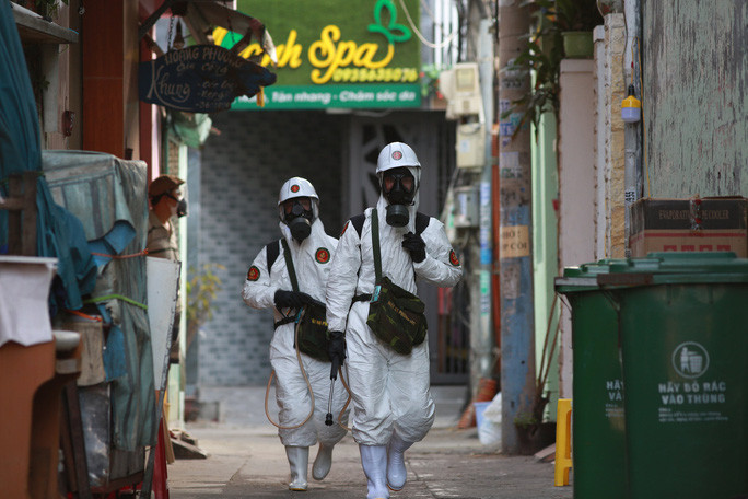  Phun hóa chất bên trong khu vực có ca mắc Covid-19 sinh sống