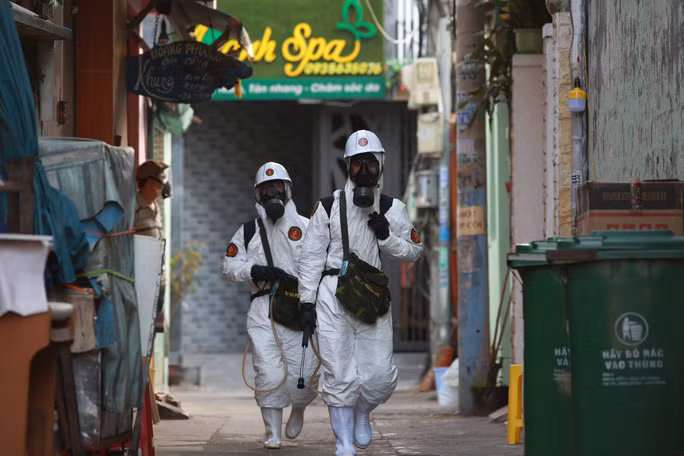  Phun hóa chất bên trong khu vực có ca mắc Covid-19 sinh sống