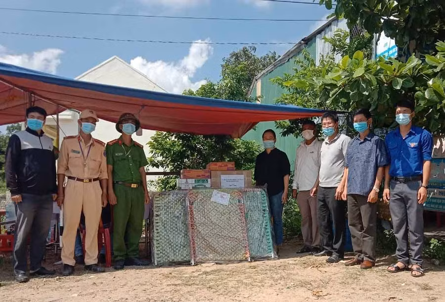 Tặng quà cho lực lượng làm nhiệm vụ tại chốt kiểm soát xã Chư Ngọc. Ảnh: Lê Đại