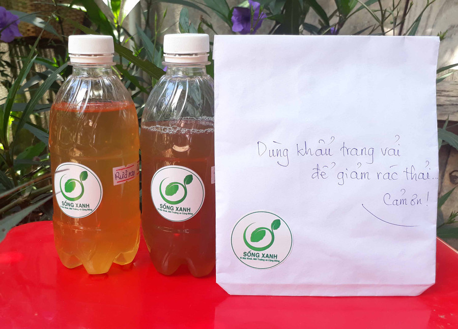 Nước tẩy rửa hữu cơ và khẩu trang vải-những món quà quý mà nhóm Sống Xanh gửi đến cộng đồng. Ảnh: Phương Duyên Nước tẩy rửa hữu cơ và khẩu trang vải-những món quà quý mà nhóm Sống Xanh gửi đến cộng đồng. Ảnh: Phương Duyên