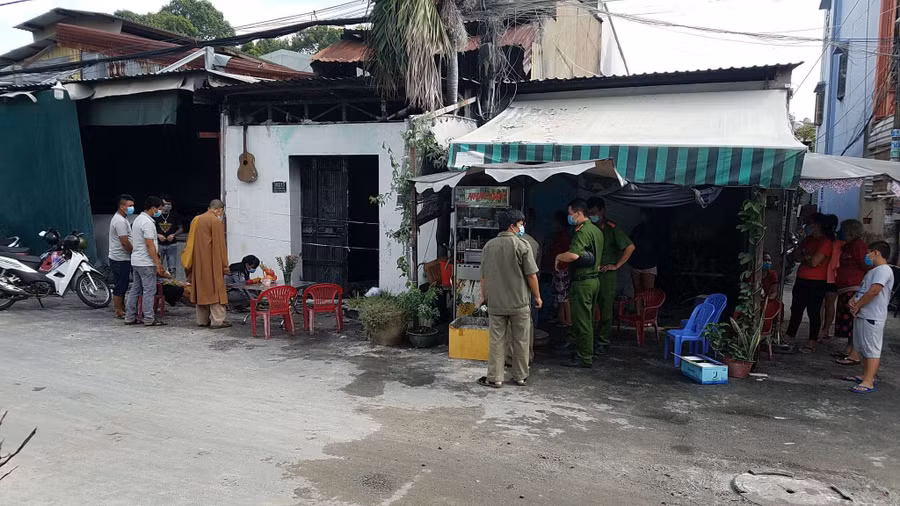 Lực lượng chức năng tại hiện trường vụ cháy. ẢNH: TRẦN KHA Lực lượng chức năng tại hiện trường vụ cháy. ẢNH: TRẦN KHA