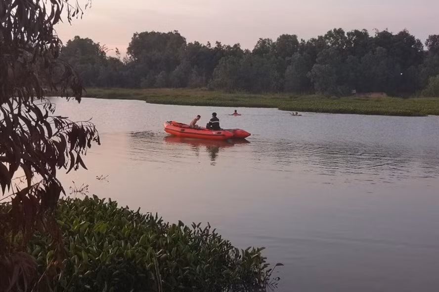 Tìm kiếm trục vớt những nạn nhân của vụ lật xuồng. Ảnh: M.K Tìm kiếm trục vớt những nạn nhân của vụ lật xuồng. Ảnh: M.K