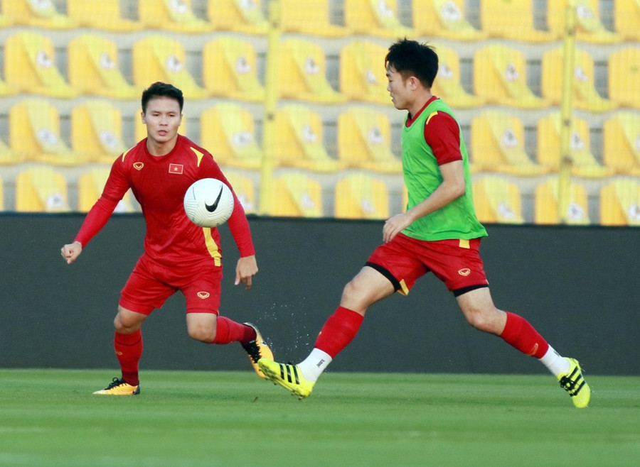 Quang Hải, Xuân Trường ở buổi tập tối ngày 14.6 - ẢNH: NGỌC LINH Quang Hải, Xuân Trường ở buổi tập tối ngày 14.6 - ẢNH: NGỌC LINH