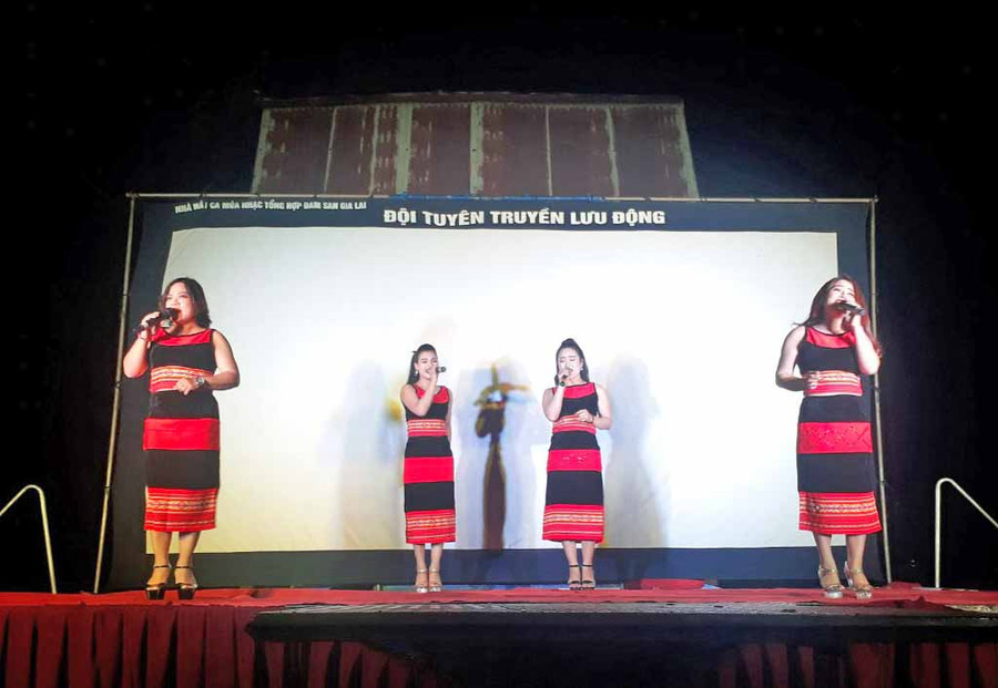 Một tiết mục biểu diễn của Nhà hát Ca múa nhạc tổng hợp Đam San tại cơ sở. Hầu hết các Nghệ sĩ Nhân dân, Nghệ sĩ Ưu tú trên địa bàn tỉnh đều trưởng thành từ 