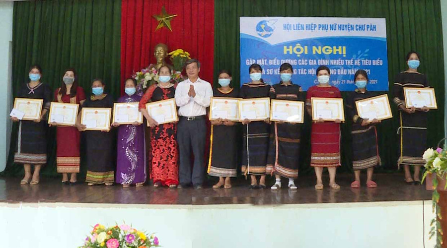  Ông Nguyễn Ngọc Thanh - Phó Chủ tịch UBND huyện Chư Păh tặng giấy khen cho các gia đình nhiều thế hệ tiêu biểu trên địa bàn. Ảnh: Linh Chi