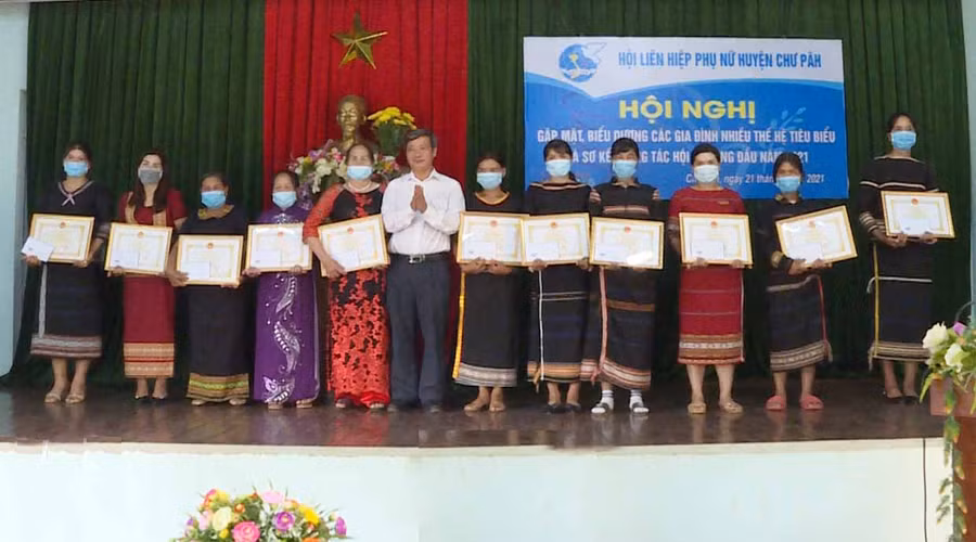  Ông Nguyễn Ngọc Thanh - Phó Chủ tịch UBND huyện Chư Păh tặng giấy khen cho các gia đình nhiều thế hệ tiêu biểu trên địa bàn. Ảnh: Linh Chi