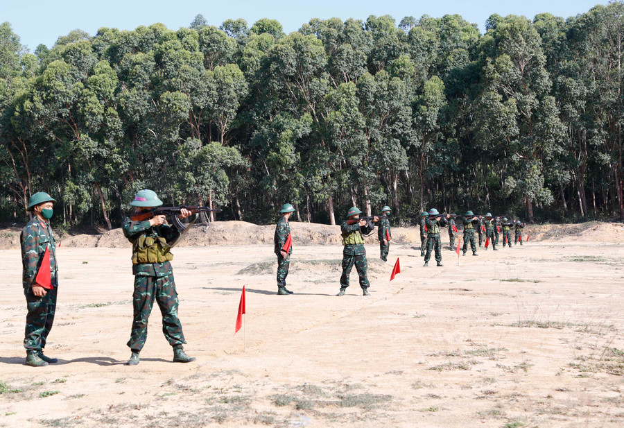 Các tân binh thuộc Trung đoàn 48 kiểm tra bắn súng đeo khẩu trang, đứng dãn cách để chống dịch. Ảnh: Vĩnh Hoàng