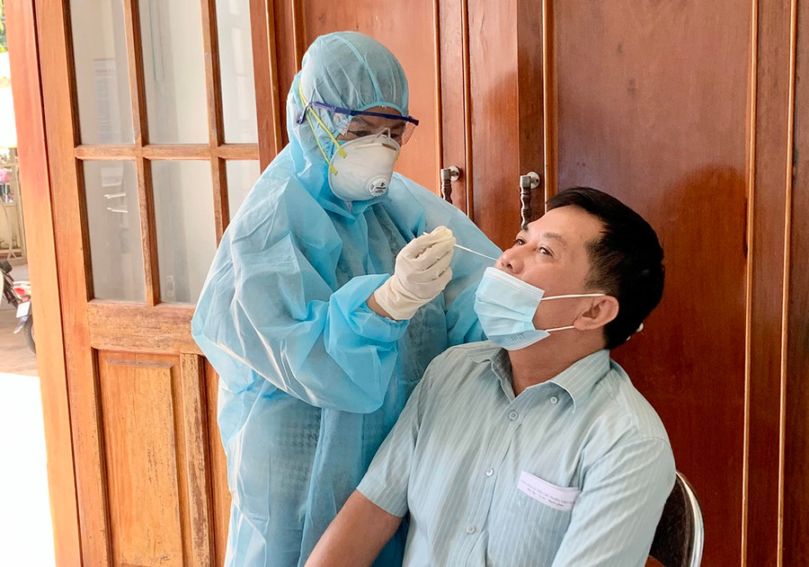 Nhân viên Trung tâm Kiểm soát Bệnh tật tỉnh lấy mẫu xét nghiệm cho các đại biểu. Ảnh: Như Nguyện Nhân viên Trung tâm Kiểm soát Bệnh tật tỉnh lấy mẫu xét nghiệm cho các đại biểu. Ảnh: Như Nguyện