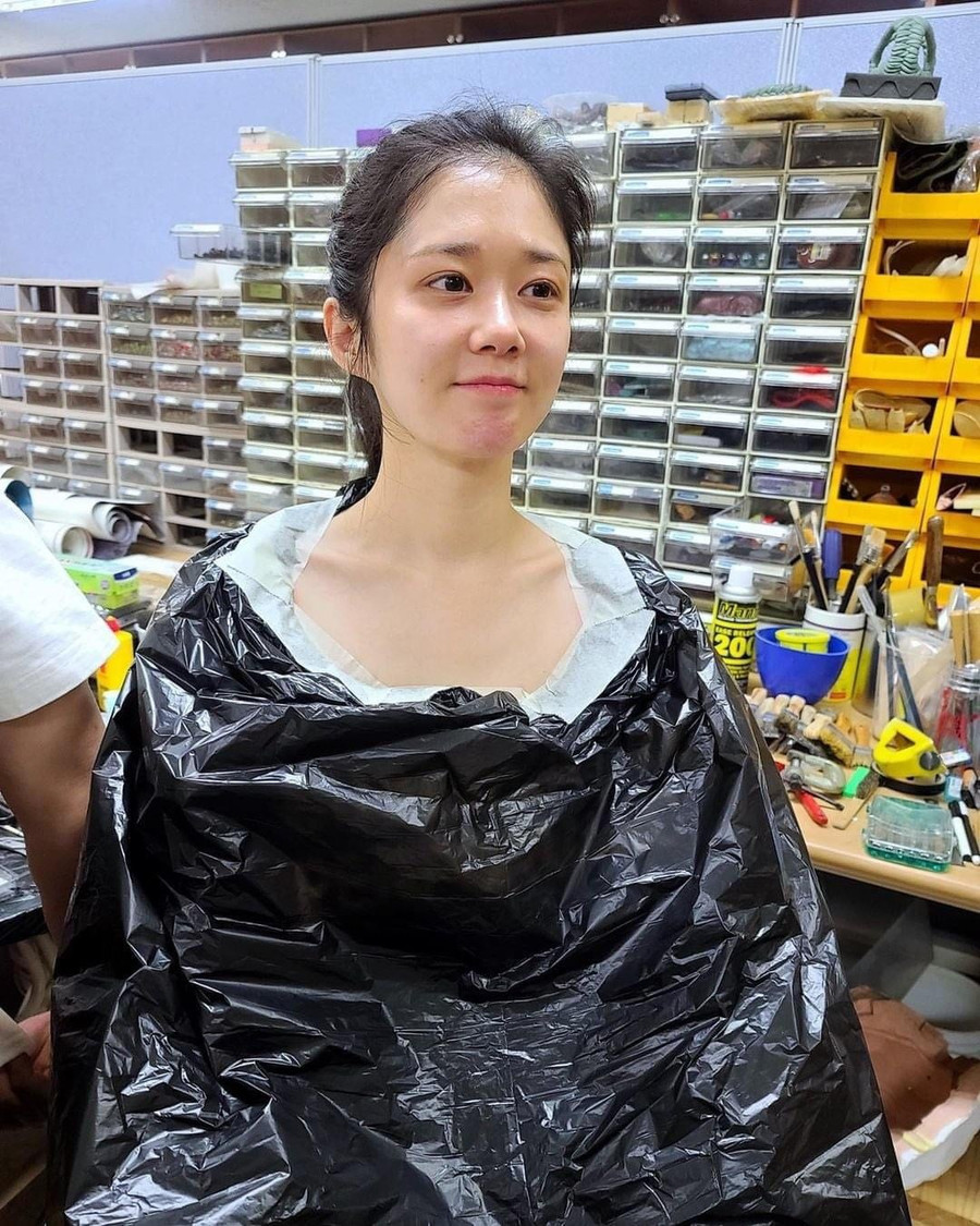 Background bừa bộn, trang phục bị bọc lại với một tấm ni lông đen kịt, lại chỉ với mặt mộc, nhưng cô nàng vẫn khiến cư dân mạng xuýt xoa vì nhan sắc “không tuổi”.