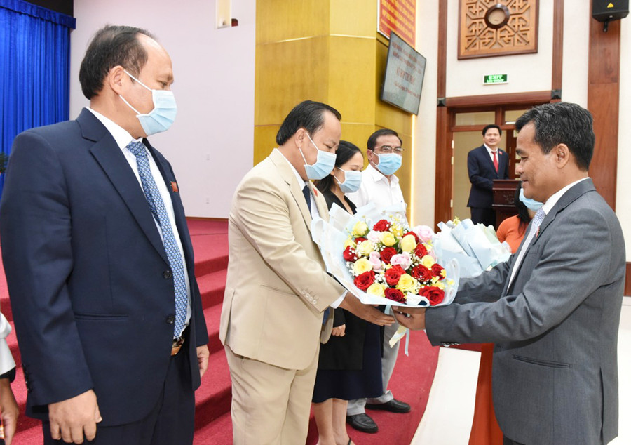 Chủ tịch HĐND tỉnh khóa XII Hồ Văn Niên tặng hoa cho Thường trực HĐND tỉnh, lãnh đạo các Ban HĐND tỉnh không làm nhiệm vụ Ủy viên Thường trực HĐND tỉnh và không tái cử. Ảnh: Đức Thụy Chủ tịch HĐND tỉnh khóa XII Hồ Văn Niên tặng hoa cho Thường trực HĐND tỉnh, lãnh đạo các Ban HĐND tỉnh không làm nhiệm vụ Ủy viên Thường trực HĐND tỉnh và không tái cử. Ảnh: Đức Thụy
