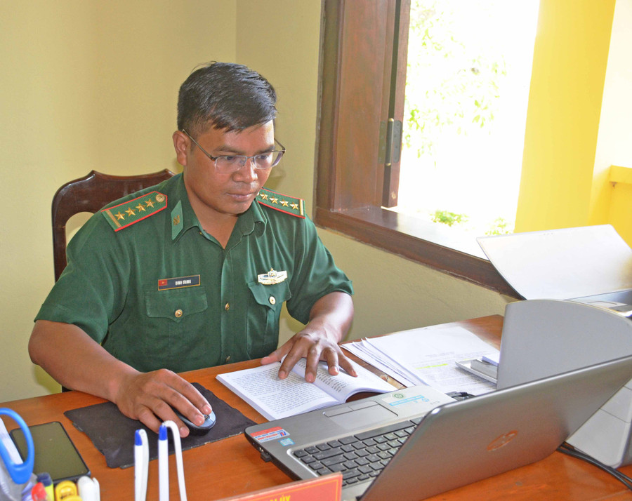 Đại úy Đinh ƠRing luôn tìm tòi, nghiên cứu để nâng cao trình độ. Ảnh: Thiên Thanh