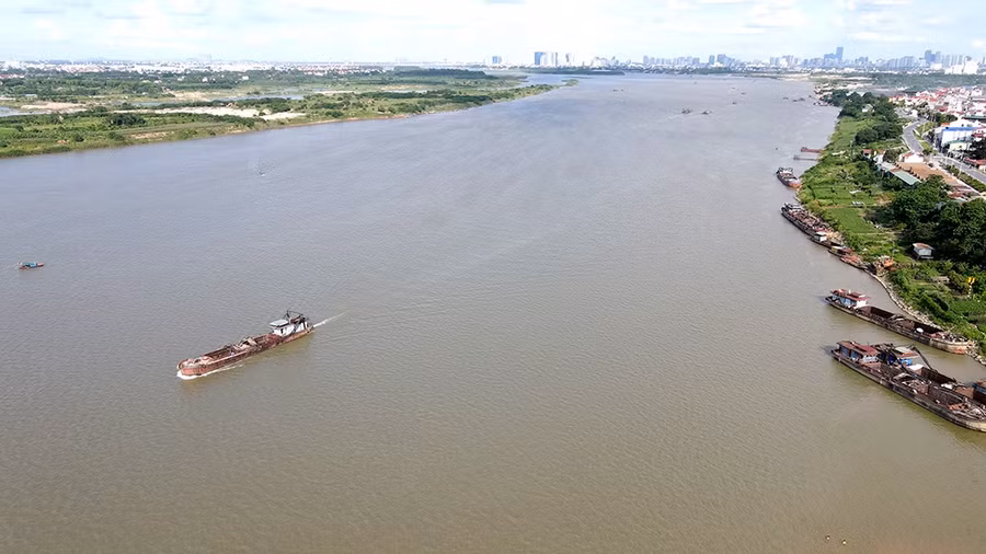 Nhiều dòng sông lớn như sông Hồng, sông Mê Công... ở nước ta bắt nguồn từ ngoài lãnh thổ nên vấn đề bảo đảm an ninh nguồn nước, nhất là nước sông càng trở nên phức tạp, khó khăn - Ảnh Lê Quân