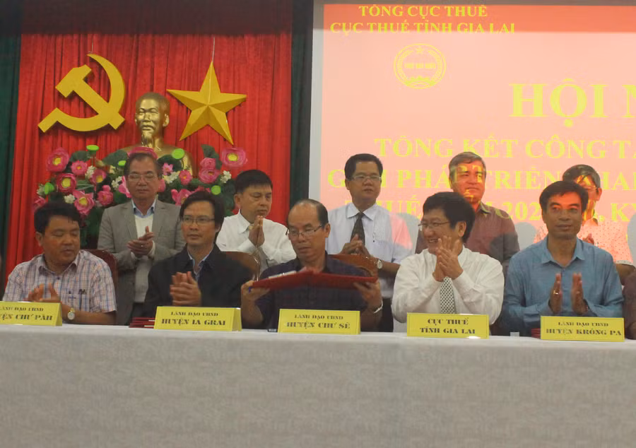 Ngày 15-1, Cục Thuế tỉnh ký kết quy chế phối hợp thu ngân sách nhà nước với các huyện, thị xã, thành phố. Ảnh: Sơn Ca Ngày 15-1, Cục Thuế tỉnh ký kết quy chế phối hợp thu ngân sách nhà nước với các huyện, thị xã, thành phố. Ảnh: Sơn Ca