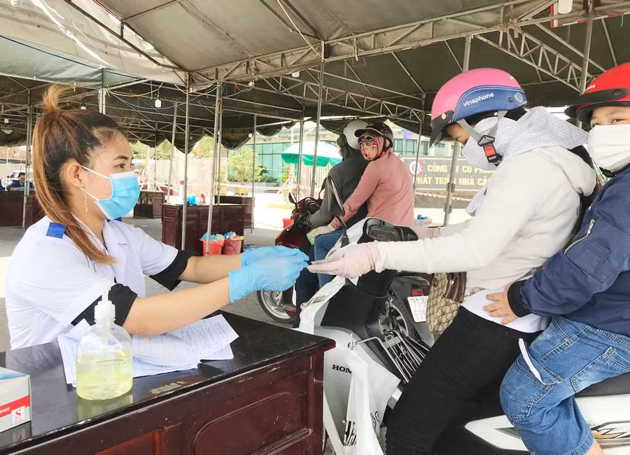 Ngọc Ánh tham gia hỗ trợ từ những ngày đầu chốt kiểm dịch thành lập. Ảnh: THANH DUY