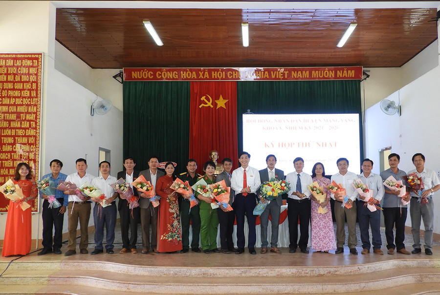 Các chức danh HĐND và UBND huyện Mang Yang khóa V ra mắt nhận nhiệm vụ. Ảnh: Thanh Nhật  Các chức danh HĐND và UBND huyện Mang Yang khóa V ra mắt nhận nhiệm vụ. Ảnh: Thanh Nhật