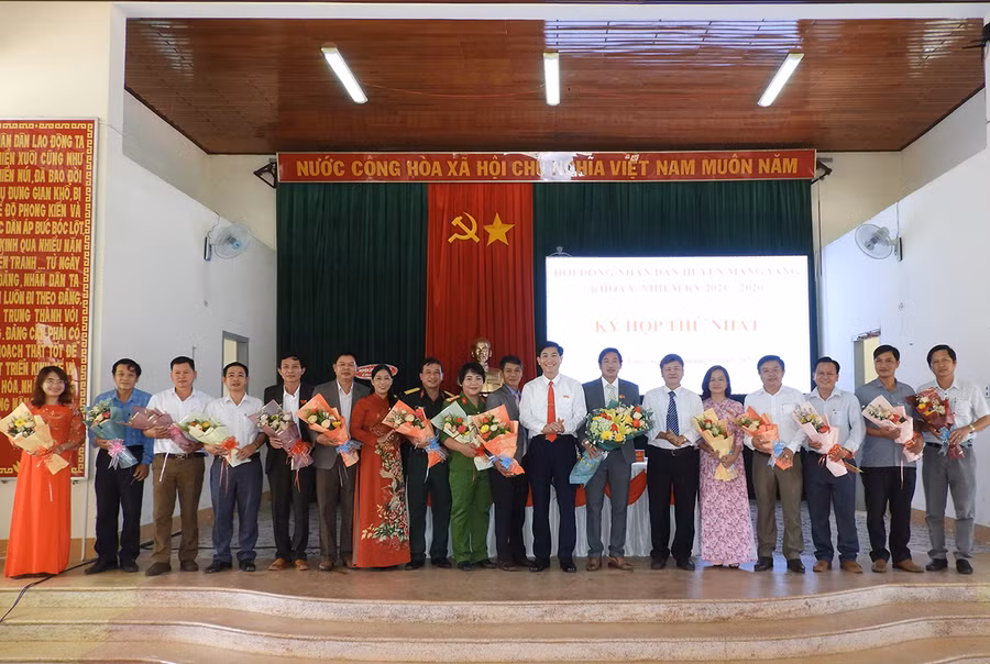  Các chức danh HĐND và UBND huyện Mang Yang khóa V ra mắt nhận nhiệm vụ. Ảnh: Thanh Nhật