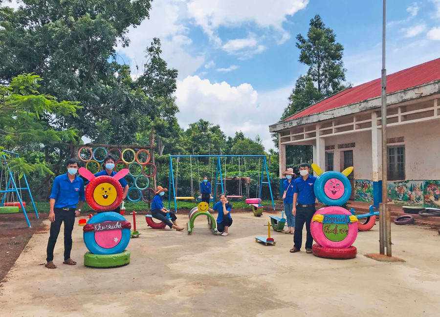 Công trình vui chơi cho các em thiếu nhi do Đoàn trường THPT Trường Chinh, Đoàn trường THCS-THPT Nguyễn Văn Cừ, Đoàn xã Bờ Ngoong (huyện Chư Sê) phối hợp thực hiện. Ảnh: Phan Lài