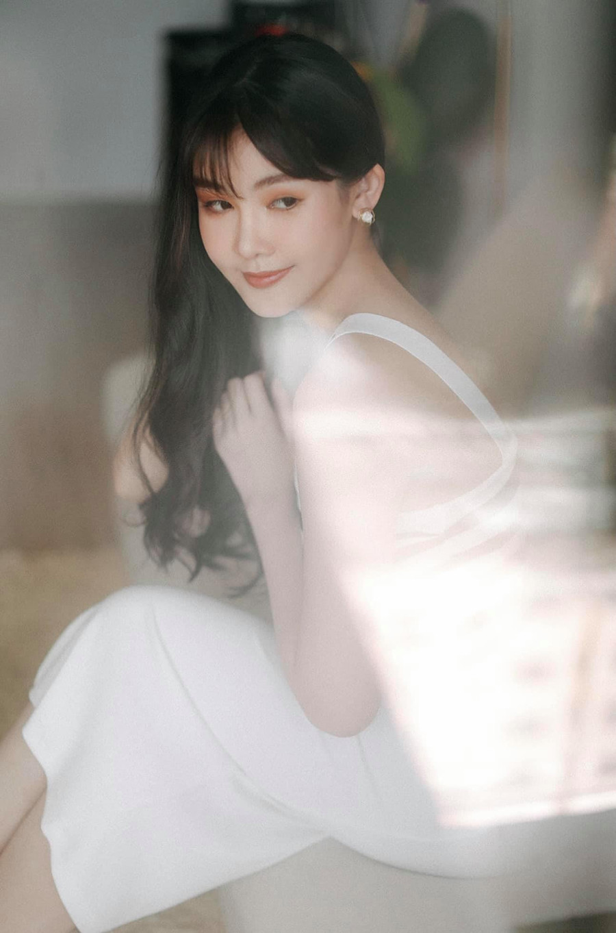 Bên cạnh phong cách trưởng thành, Ngân Anh cũng thể hiện sự yêu thích của mình với các bộ trang phục nhẹ nhàng, tối giản. Việc chọn kiểu váy suông dài cùng tóc mái lưa thưa giúp người đẹp sinh năm 1995 trông như một nàng thơ - Ảnh: NVCC