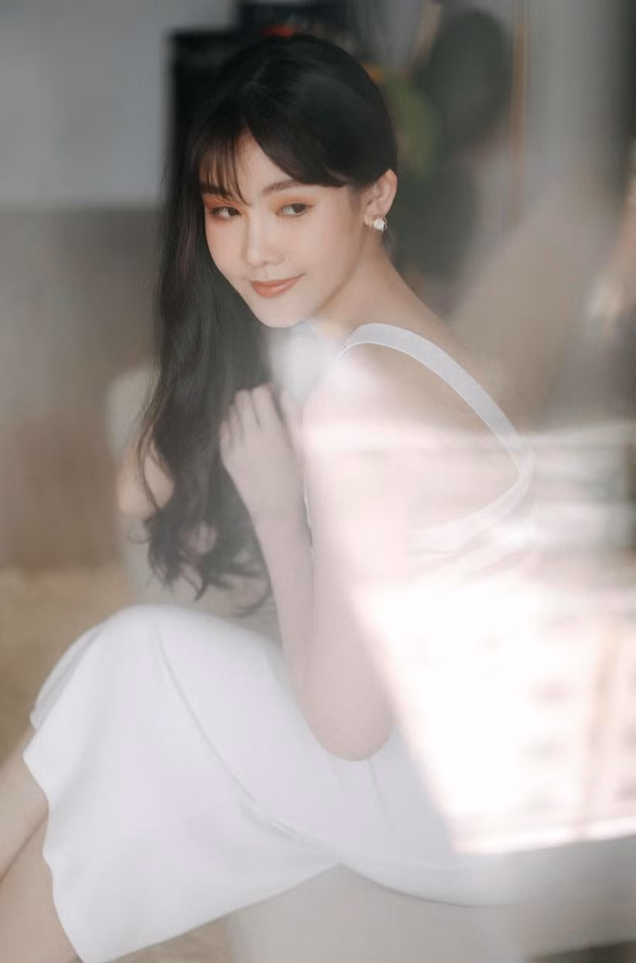 Bên cạnh phong cách trưởng thành, Ngân Anh cũng thể hiện sự yêu thích của mình với các bộ trang phục nhẹ nhàng, tối giản. Việc chọn kiểu váy suông dài cùng tóc mái lưa thưa giúp người đẹp sinh năm 1995 trông như một nàng thơ - Ảnh: NVCC