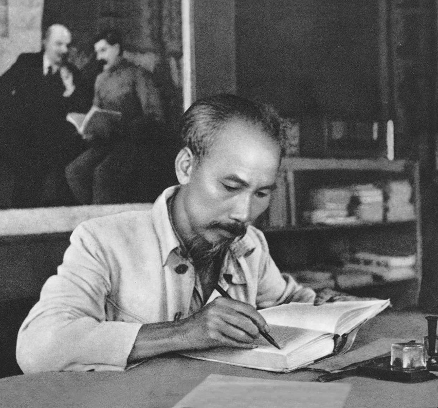 Chủ tịch Hồ Chí Minh trong phòng làm việc của Người ở căn cứ Việt Bắc. Ảnh: Tư liệu