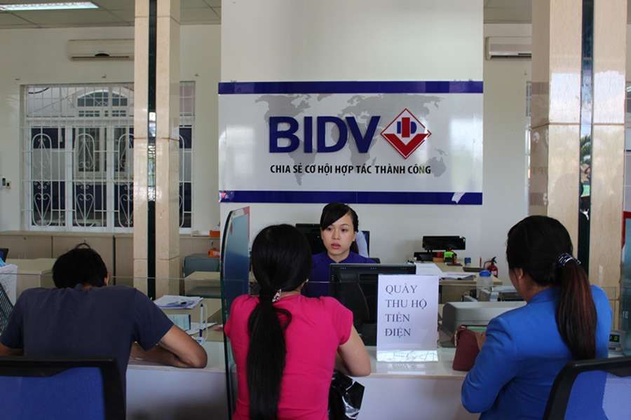 Thanh toán tiền điện qua các điểm thu hộ. Ảnh: Hà Duy Thanh toán tiền điện qua các điểm thu hộ. Ảnh: Hà Duy