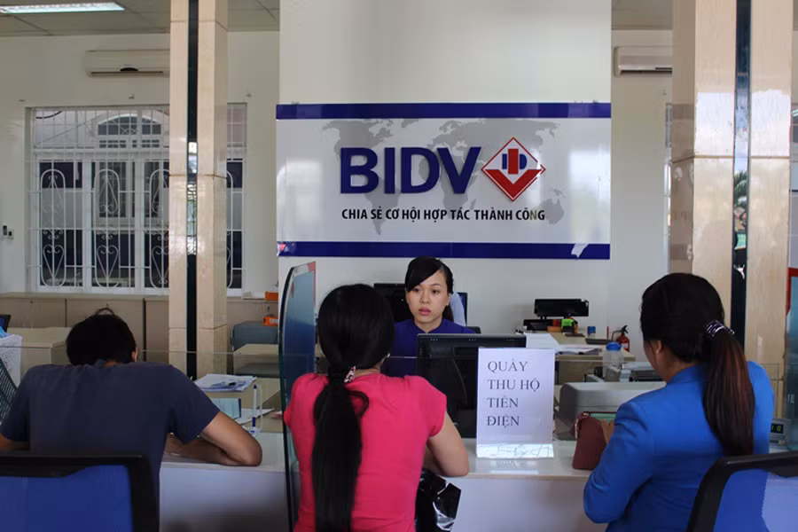  Thanh toán tiền điện qua các điểm thu hộ. Ảnh: Hà Duy