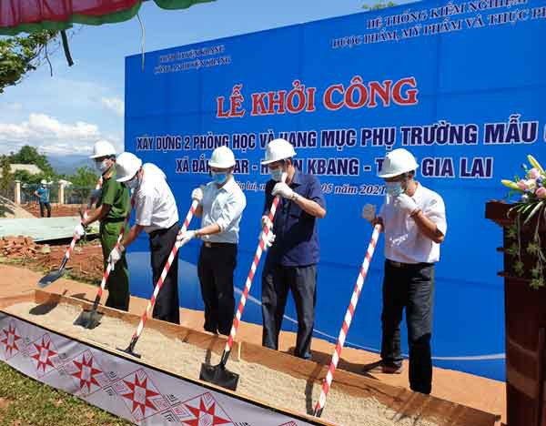 Khởi công xây dựng 2 phòng học và công trình phụ ở Trường Mẫu giáo Đak Smar (huyện Kbang). Ảnh: Thúy Trinh