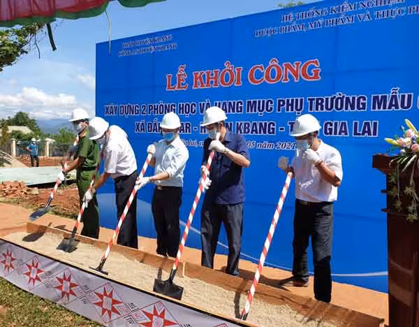 Khởi công xây dựng 2 phòng học và công trình phụ ở Trường Mẫu giáo Đak Smar (huyện Kbang). Ảnh: Thúy Trinh