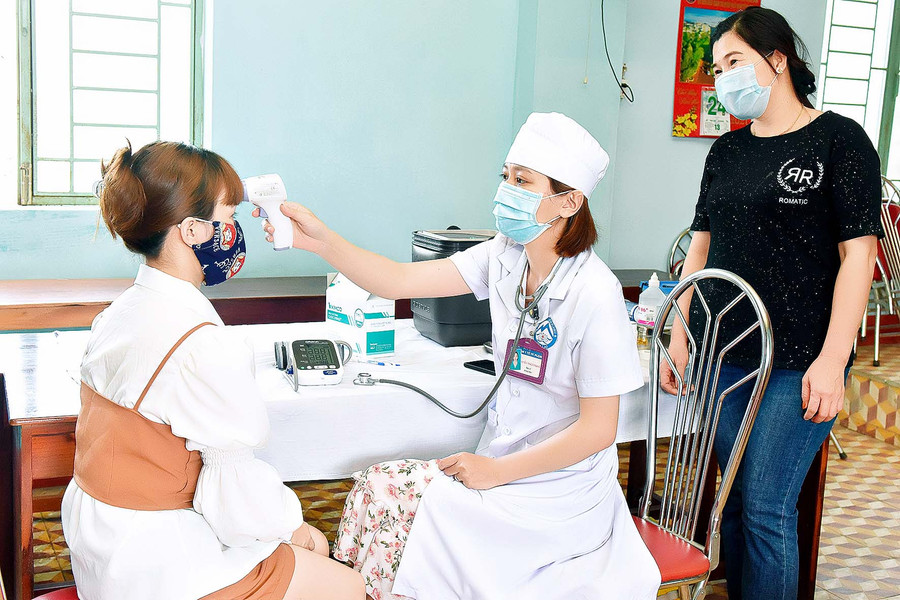 Người dân tự nguyện khai báo y tế khi trở về vùng dịch tại trạm y tế phường Thống Nhất TP. Pleiku để góp phần phòng-chống dịch Covid-19.