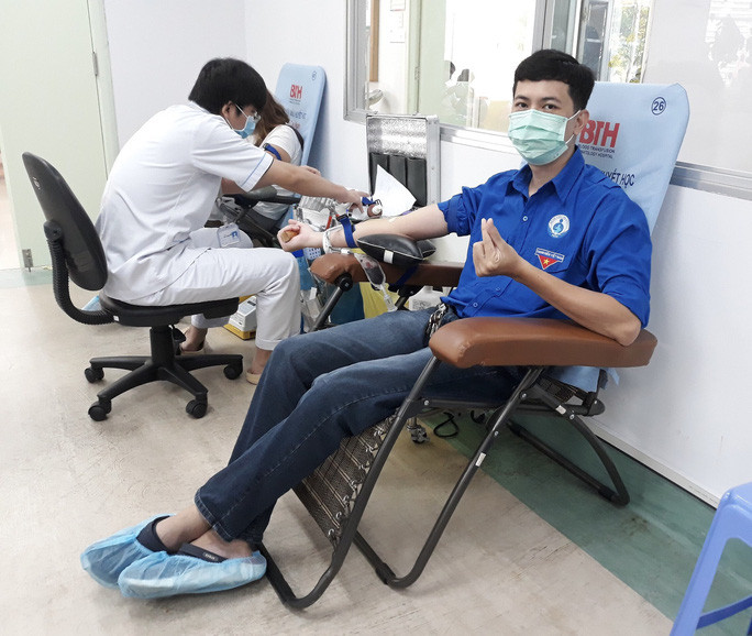 Nhóm y bác sĩ trẻ của Bệnh viện Nhi Đồng 1 đã đi hiến máu khi lượng máu dự trữ của TP HCM đang dần cạn - Ảnh: LÊ VĨNH