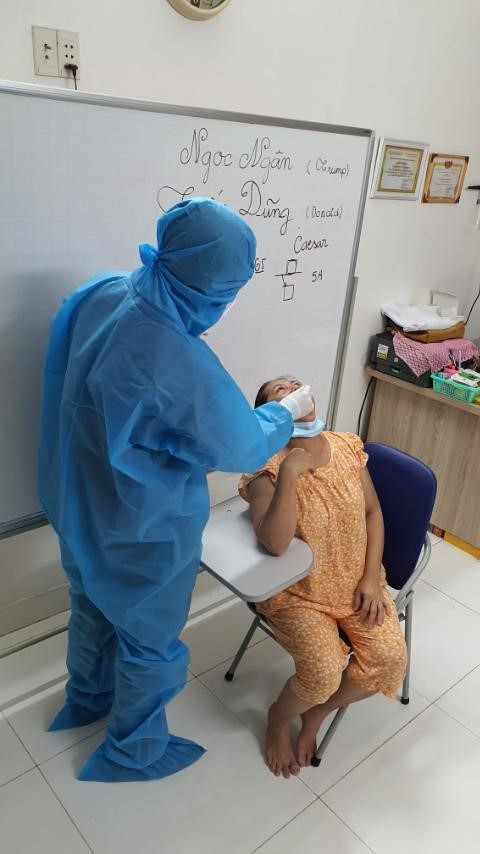 Lấy mẫu xét nghiệm trên địa bàn quận Tân Bình (Ảnh: HCDC)