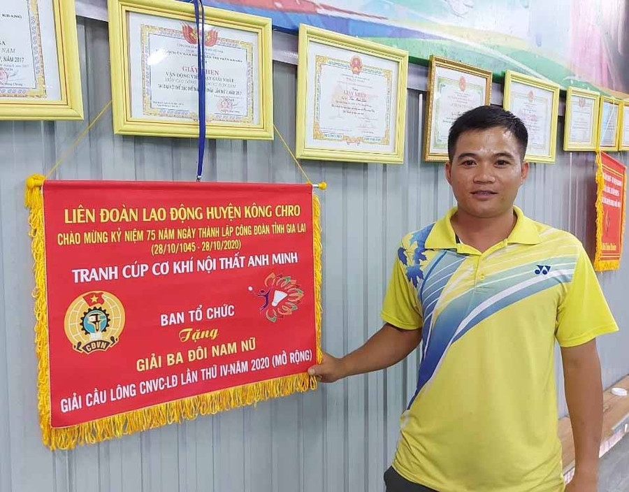 Anh Trần Mạnh Luân bỏ hơn nửa tỷ đồng xây dựng nhà thi đấu thể thao đa năng. Ảnh: Thiên Di