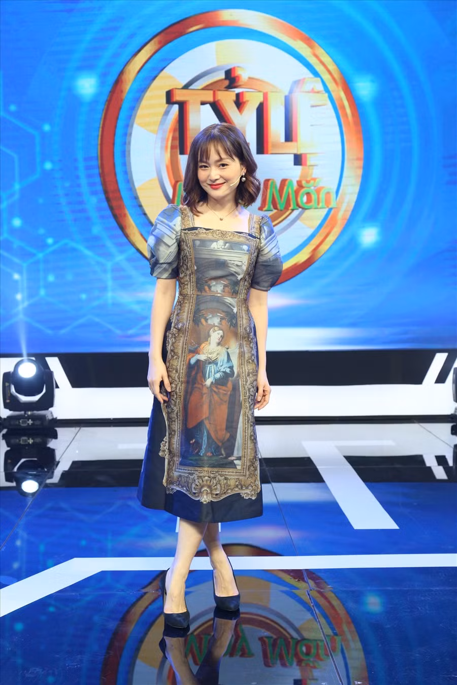 "Bà mẹ một con" cũng dễ dàng "hack" dáng trong bộ váy tone màu nhã nhặn.