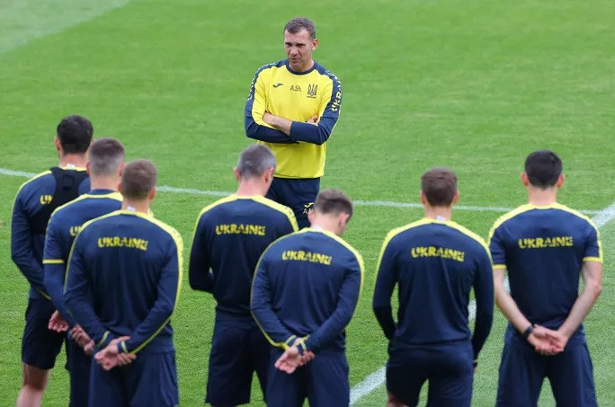 HLV Andriy Shevchenko trò chuyện cùng các cầu thủ Ukraine trước trận gặp Áo