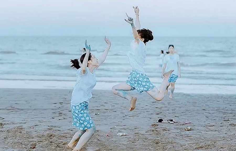 Các bạn trẻ nô đùa thỏa thích với bãi cát mịn màng. (Ảnh: luhanhvietnam)