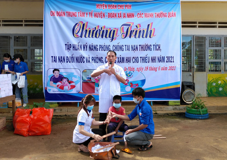  Các y-bác sĩ Chi đoàn Trung tâm Y tế huyện Chư Păh tập huấn kỹ năng sơ cứu khi bị tai nạn thương tích cho thiếu nhi. Ảnh: Thủy Bình