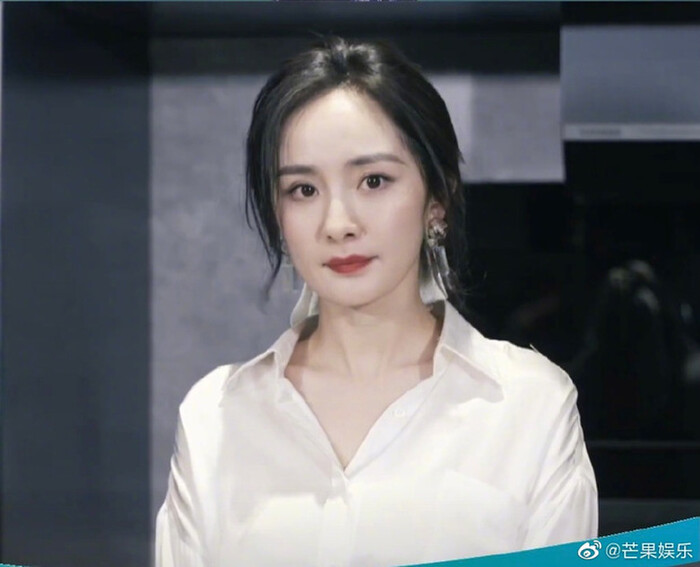 Trong buổi livestream, Dương Mịch nói rằng cô thỉnh thoảng tự nấu nướng, nướng bánh mì, uống vang... ở nhà. Cô kết hợp ăn ý với MC để chia sẻ về sản phẩm mới.