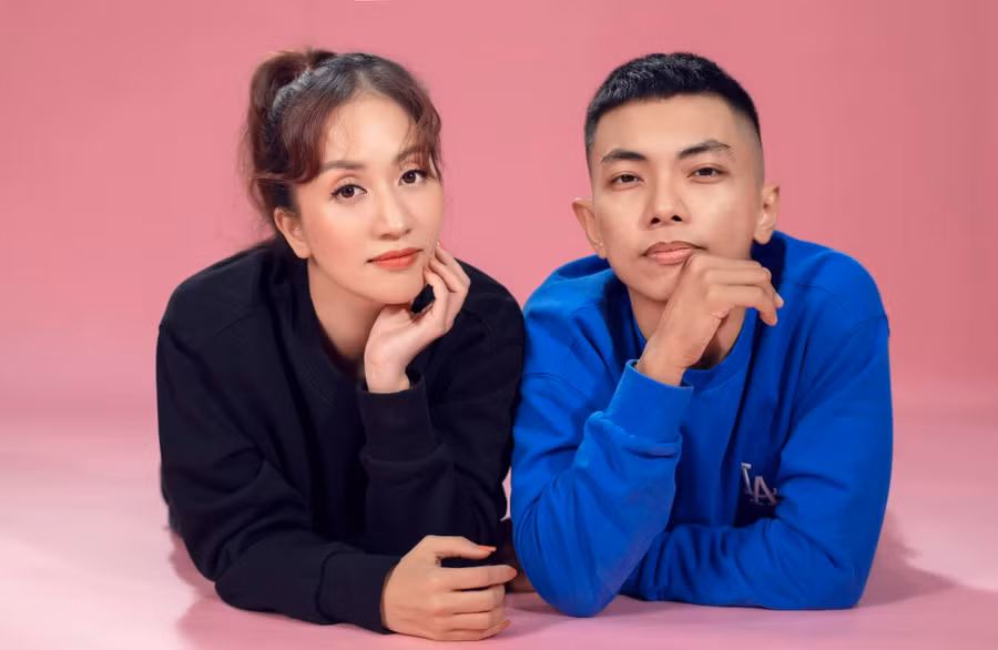 Dù chênh lệch tuổi tác, nhiều người vẫn khen ngợi Khánh Thi trẻ trung khi đứng cạnh Phan Hiển. ẢNH: FBNV