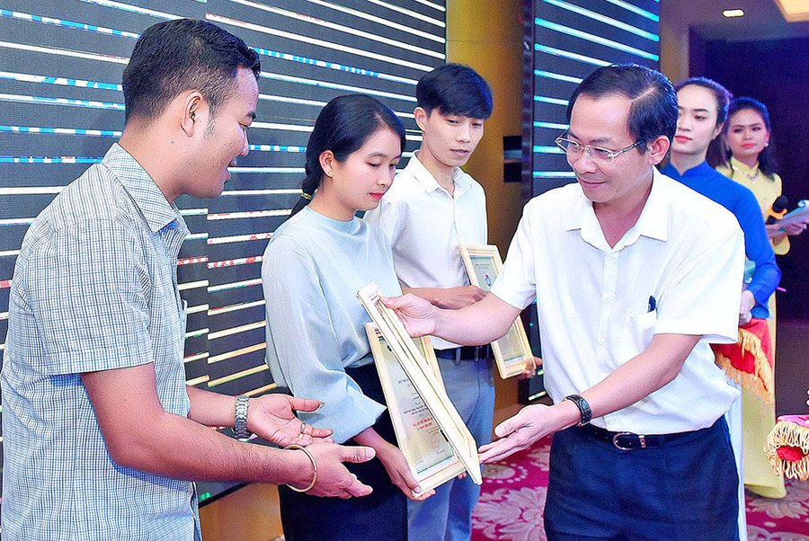 Phó Chủ tịch Thường trực UBND tỉnh Đỗ Tiến Đông trao giải A Giải Báo chí tỉnh lần thứ 9-2020 cho các tác giả, nhóm tác giả. Ảnh: Đức Thụy