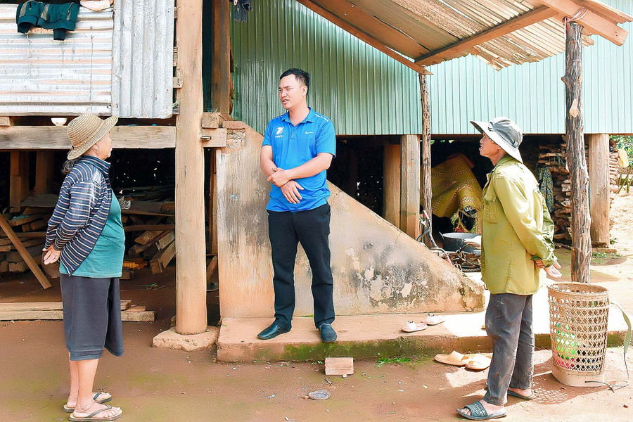 10. Người dân xã Hòa Phú trao đổi kinh nghiệm trong việc thay đổi cây trồng, vật nuôi để phát triển kinh tế gia đình. 