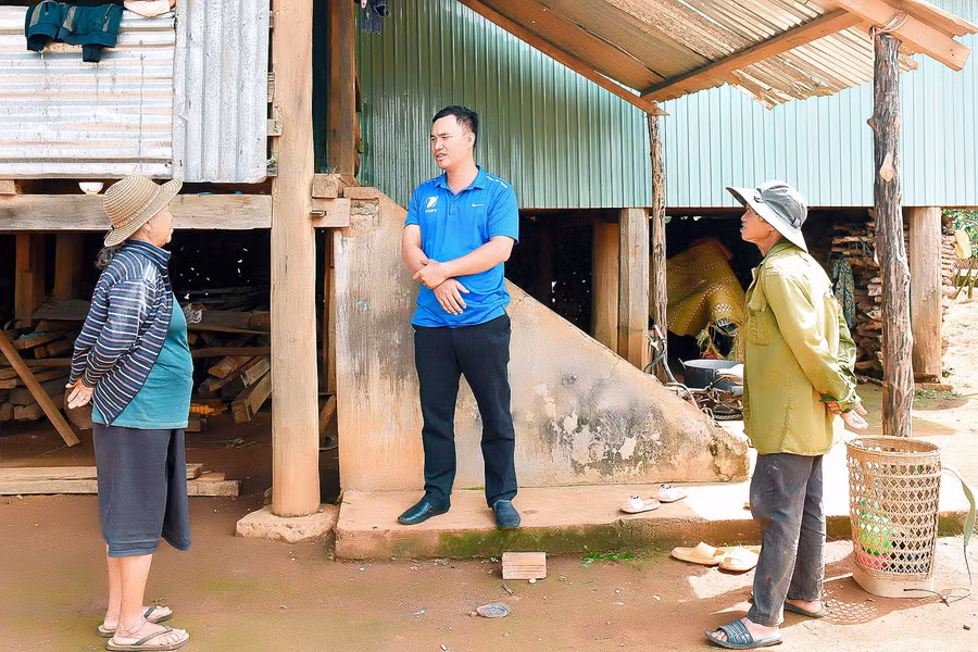 10. Người dân xã Hòa Phú trao đổi kinh nghiệm trong việc thay đổi cây trồng, vật nuôi để phát triển kinh tế gia đình. 