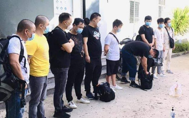 Tiến hành thủ tục trục xuất 10 người Trung Quốc về nước. ẢNH: CTV Tiến hành thủ tục trục xuất 10 người Trung Quốc về nước. ẢNH: CTV