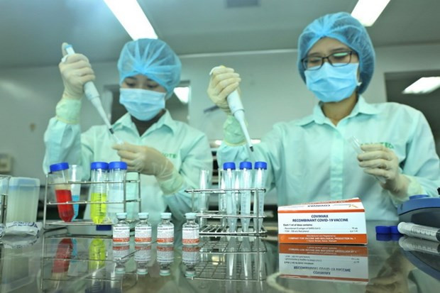 Nhân viên Công ty TNHH Một thành viên Vaccine và Sinh phẩm số 1 (VABIOTECH) thử nghiệm định lượng Protein trong vaccine ngừa COVID-19. (Ảnh: Minh Quyết/TTXVN) Nhân viên Công ty TNHH Một thành viên Vaccine và Sinh phẩm số 1 (VABIOTECH) thử nghiệm định lượng Protein trong vaccine ngừa COVID-19. (Ảnh: Minh Quyết/TTXVN)