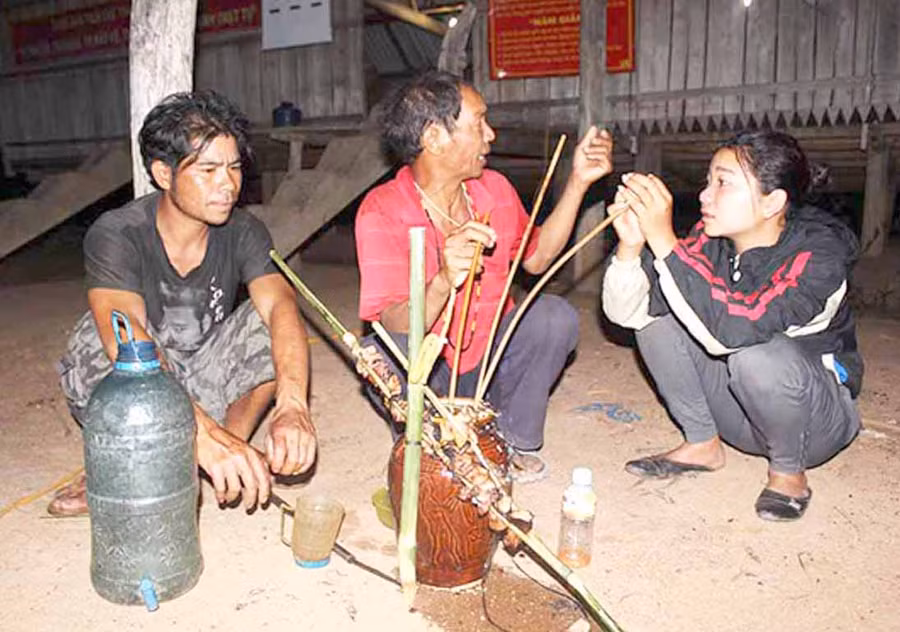 Một buổi xử phạt theo luật tục ở huyện Kbang. Ảnh: Thế Phiệt